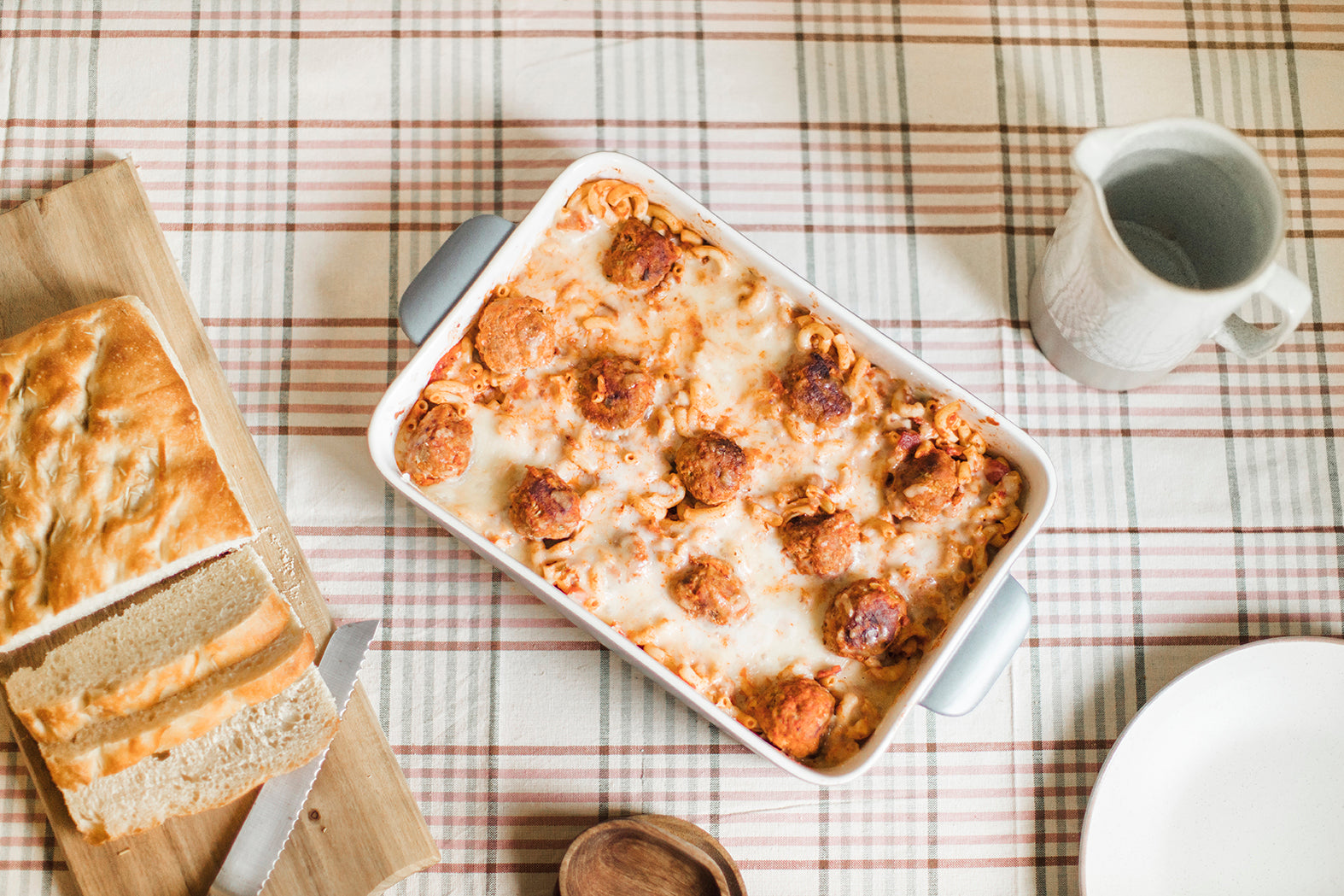 Macaroni gratiné aux boulettes et au bacon – Belles Combines